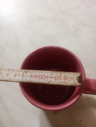Tazza rosa con naso tridimensionale