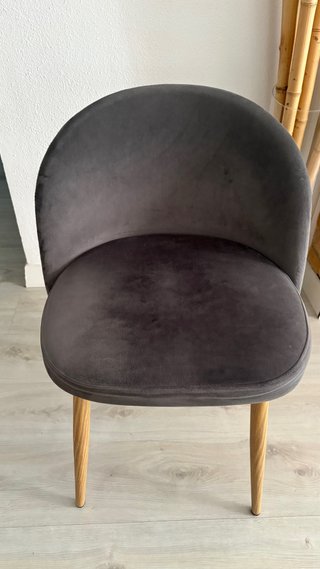 Silla terciopelo gris patas madera