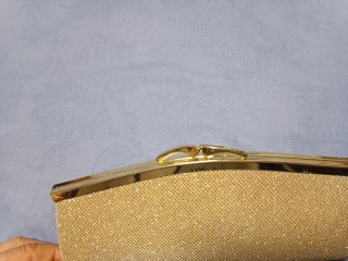 Bolso de mano tipo clutch dorado
