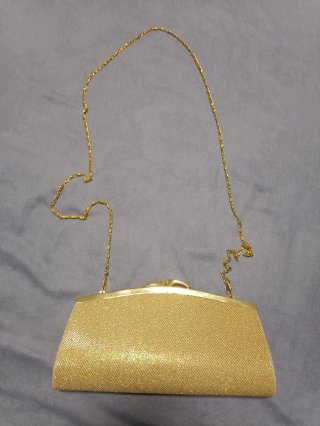 Bolso de mano tipo clutch dorado