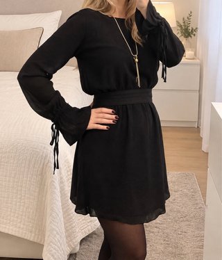 Vestido Zara negro manga acampanada