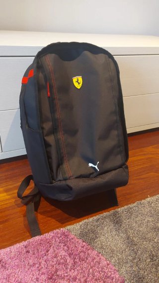 Mochila Puma Ferrari . Tamaño grande escolar