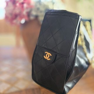 Borsa Chanel nera con catena dorata