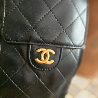 Borsa Chanel nera con catena dorata