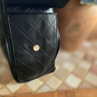 Borsa Chanel nera con catena dorata