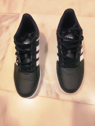 Zapatillas Adidas Negras y Blancas