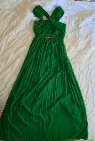 Vestido largo verde con pedrería