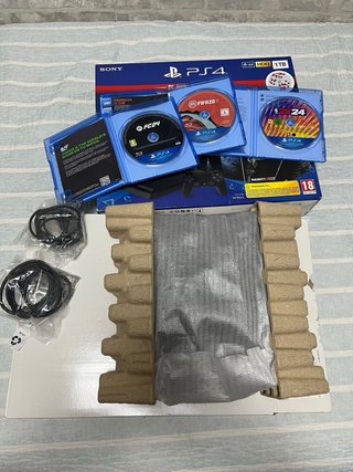 PS4 (PlayStation 4) 1TB + 2 Mandos + 3 Juegos