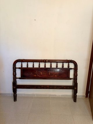 Cabecero de madera antiguo