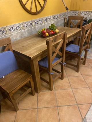 Mesa de Comedor y 4 Sillas Rústicas