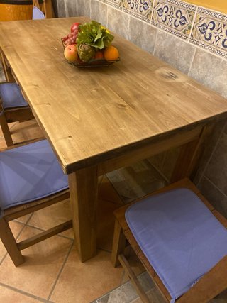Mesa de Comedor y 4 Sillas Rústicas