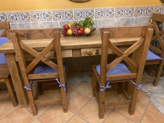 Mesa de Comedor y 4 Sillas Rústicas