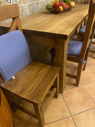 Mesa de Comedor y 4 Sillas Rústicas
