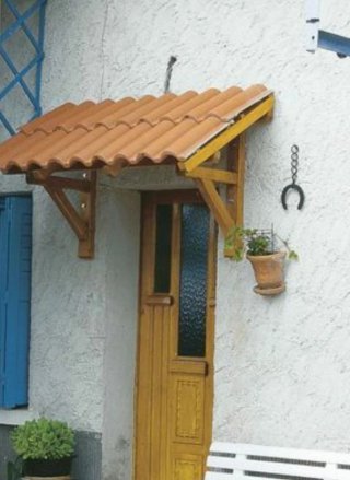 Marquesina de madera con tejas