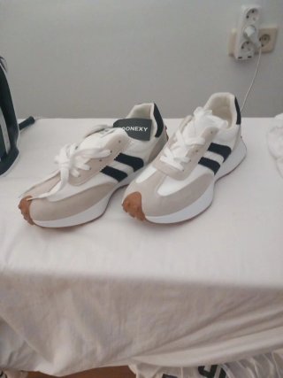 Zapatillas ONEXY beige y blancas