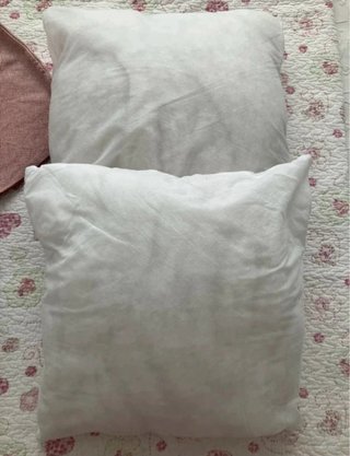 Due cuscini Ikea a quadri mini bianco bordeaux