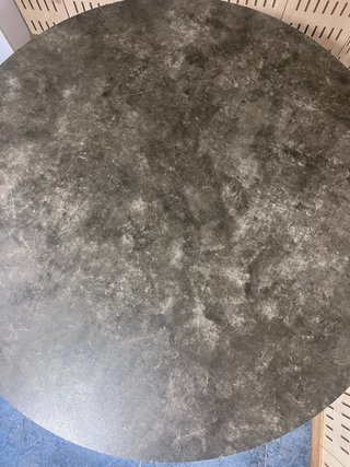 Tavolo rotondo in pietra nera e metallo. Sedie in regalo.