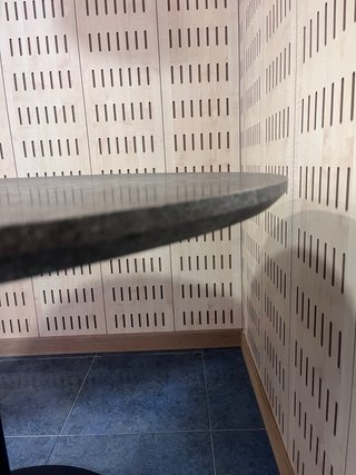 Tavolo rotondo in pietra nera e metallo. Sedie in regalo.
