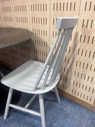 Tavolo rotondo in pietra nera e metallo. Sedie in regalo.