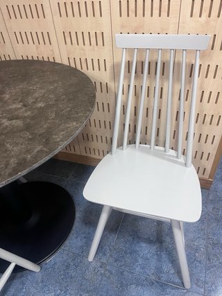 Tavolo rotondo in pietra nera e metallo. Sedie in regalo.