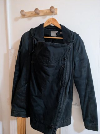 Chaqueta porteo bebé negra. Marca momawo.