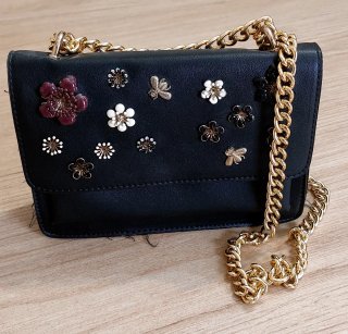 Bolso Negro con Flores y Cadena Dorada