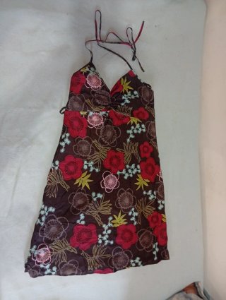 Vestido floral marrón y rojo