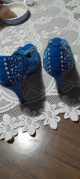 Zapatos de tacón azules con pedrería