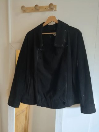 Chaqueta de porteo negra. Tela polar