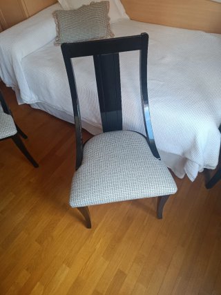 Juego de 4 sillas de madera lacada negra tapizadas