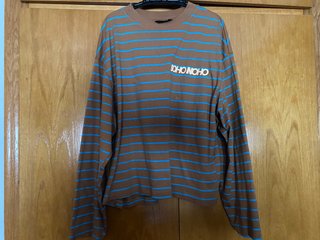 Camiseta de rayas marrón y azul