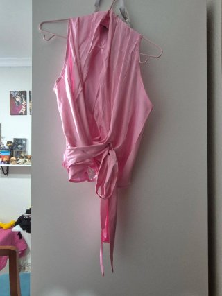Top rosa satinado escote cruzado