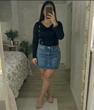 Blusa negra con adornos de botones talla 38