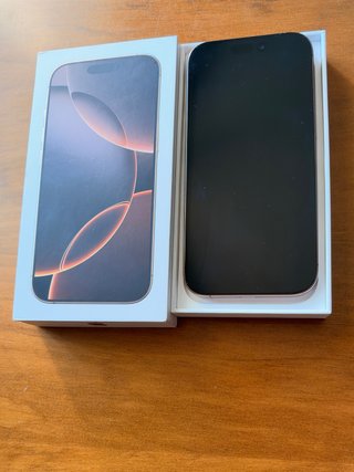 iPhone 16 Pro titanium desierto