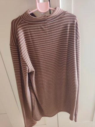 Camiseta de rayas marrón y blanca