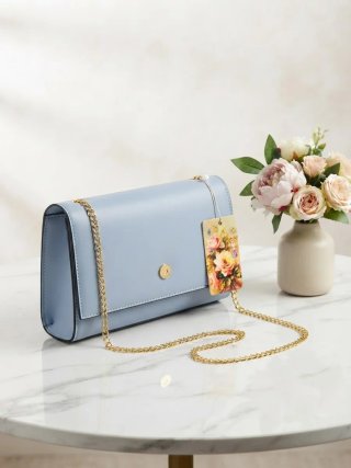 Bolso de hombro azul con cadena dorada