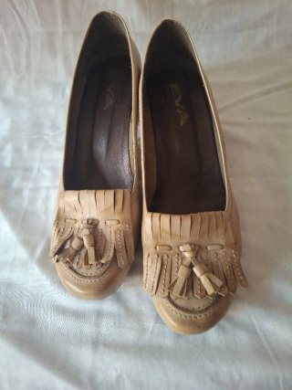 Zapatos EVA beige con flecos