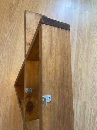 Estantería Triangular de Madera Artesanal
