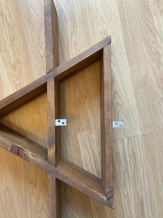 Estantería Triangular de Madera Artesanal