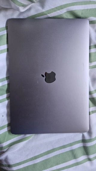 MacBook gris bloqueado con disco duro encriptado