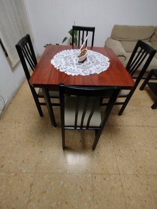 Mesa de comedor extensible y 4 sillas