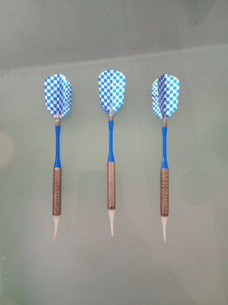 3 Dardos para Diana azules y 3 negros