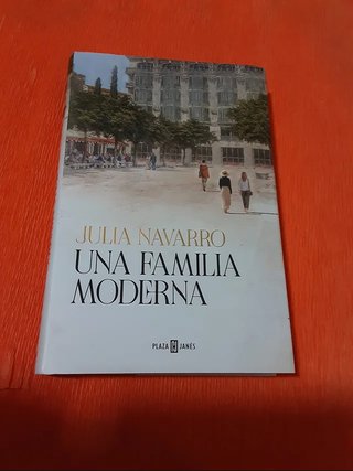 Una Familia Moderna - Julia Navarro