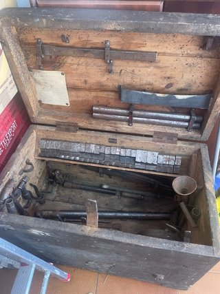 Caja de Herramientas Antigua con Terraja