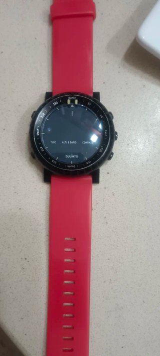 Reloj Suunto con correa roja Lotus, esfera azul