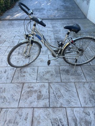 Bicicleta KTM plateada trekking .