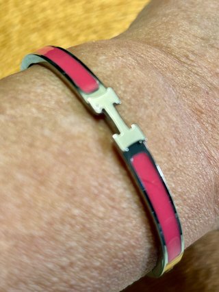 Brazalete inspi Hermès H Esmalte Rosa y Plateado