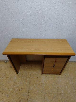 Escritorio de madera con cajonera