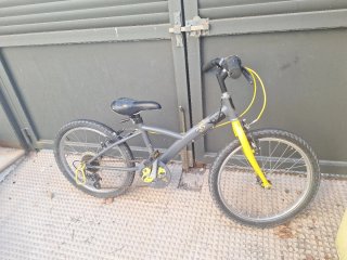 Bicicleta infantil Btwin gris y amarilla