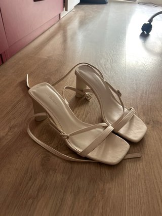 Sandalias Bershka tacón tiras beige
